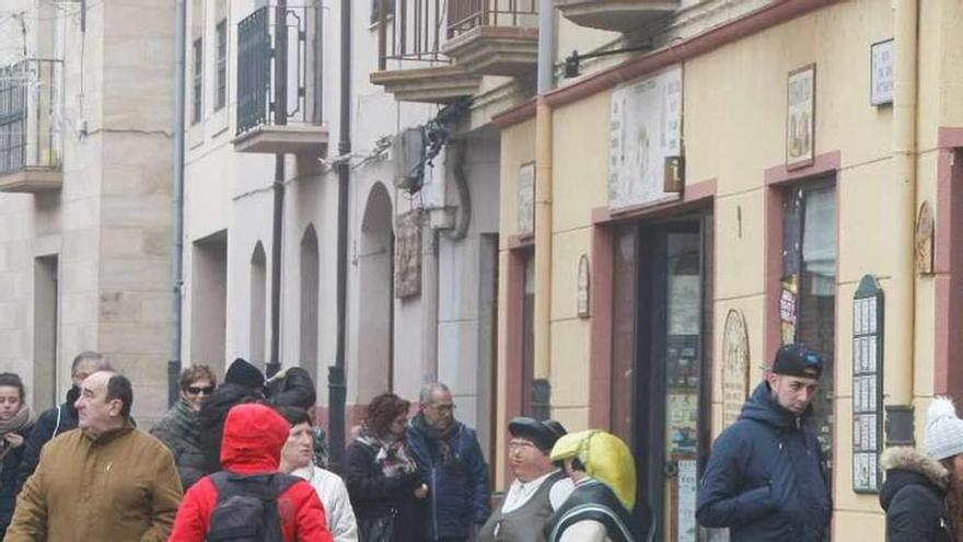 Zamoranos y turistas en el casco antiguo, ayer.