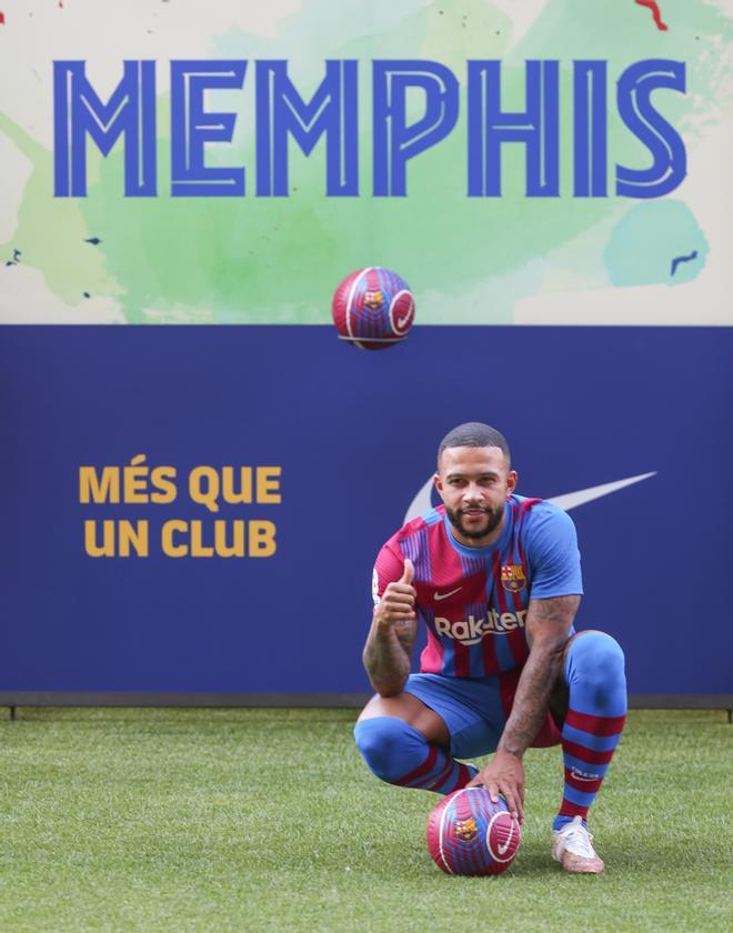 Las primeras imágenes de Memphis Depay con la camiseta del Barça