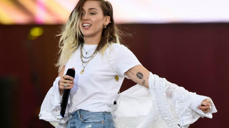 Miley Cyrus y su posado en topless... Con 15 años, ¿por qué lo hizo?