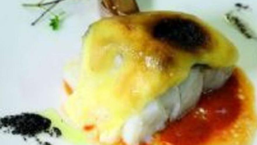 Bacallà gratinat amb salsa de pebrot del piquillo