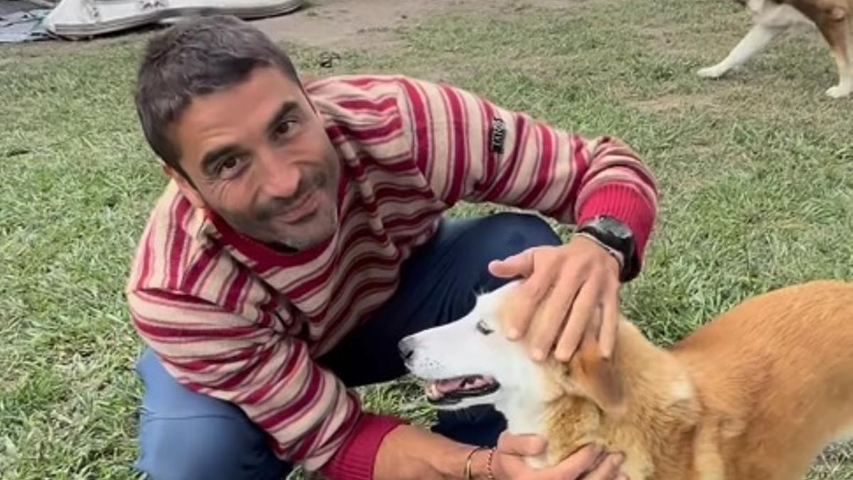 Álex García, con uno de los perros de La Isla de Tali.