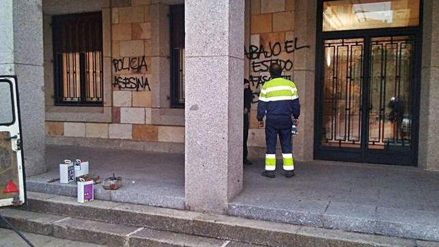 Pintadas aparecidas en la fachada de la Subdelegación del Gobierno.