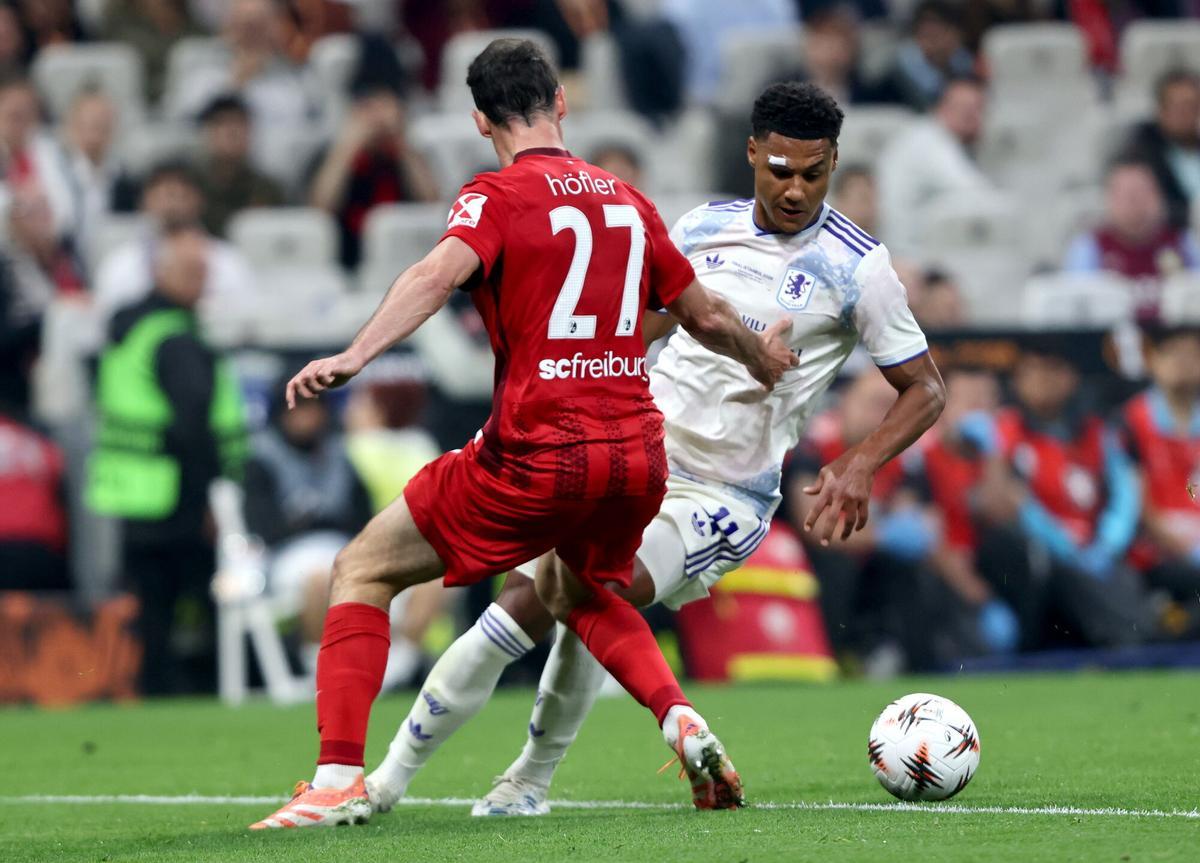 ISTANBUL (Turkey), 20/05/2026.- Nicolas Hoefler (L) of SC Freiburg in action against Ollie Watkins of Aston Villa during the UEFA Europa League final between SC Freiburg and Aston Villa in Istanbul, Turkey, 20 May 2026. (Turquía, Estanbul) EFE/EPA/BRADLEY SECKER