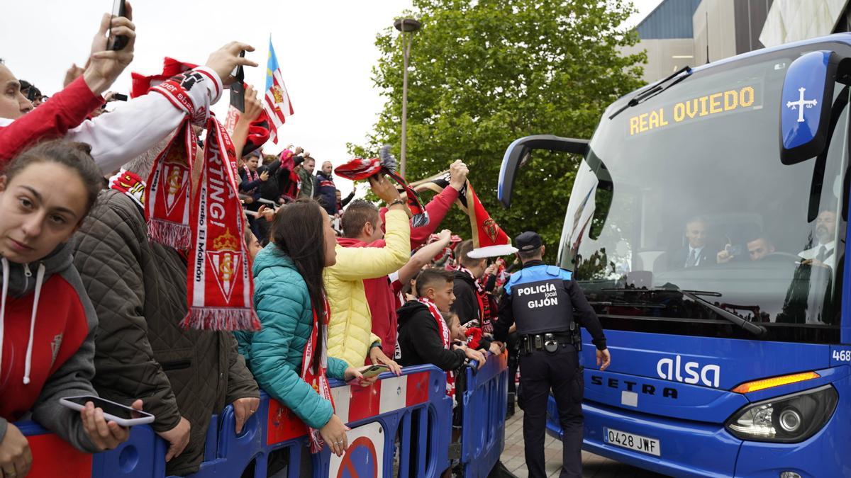 Llegada del bus del Oviedo al Molinón.