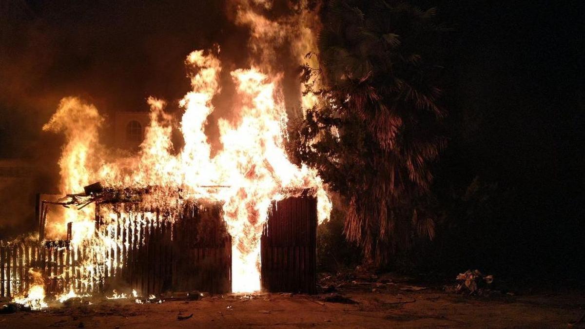 Abundantes llamas en el incendio que devoró la vivienda de madera en Monteagudo.