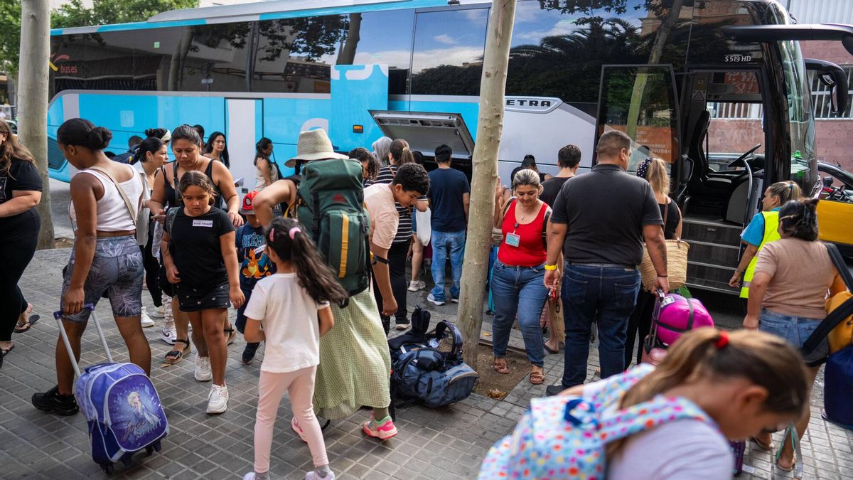 Niños y monitores de la Fundació Pere Tarrés, este lunes, justo antes de partir de colonias.en uno de los turnos previstos para el mes de agosto. FOTO de ZOWY VOETEN