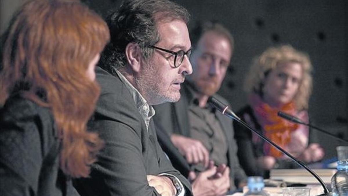 Albert Sáez, durante la presentación, junto a la editora Laia Climent, Enric Hernàndez y Mònica Terribas.