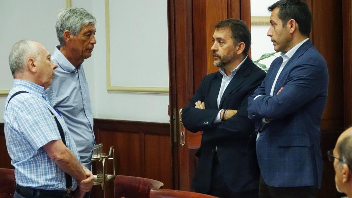 El alcalde Bermúdez y el edil de Patrimonio, con representantes de Los Fregolinos.