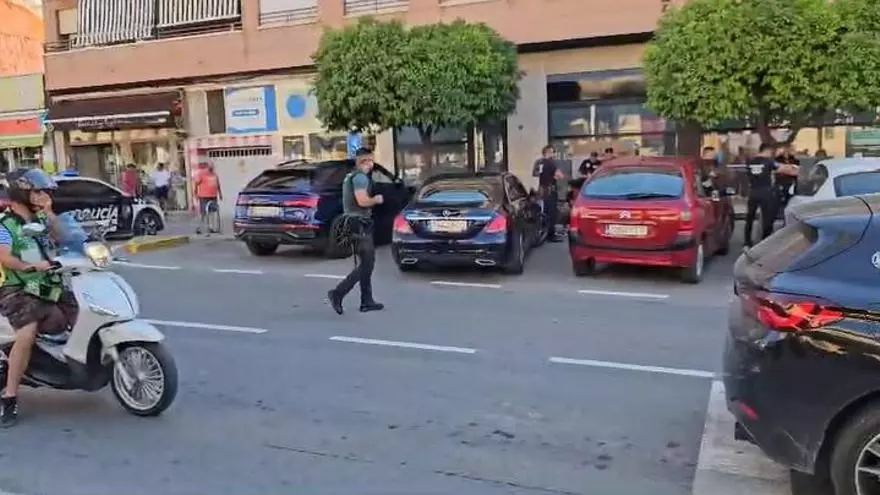 Despliegue policial por una pelea multitudinaria en la calle en Beniaján