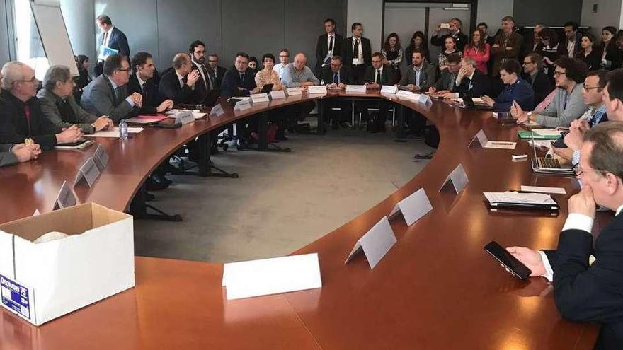 La mesa redonda en la que fue presentada ayer la EUFA. // FdV