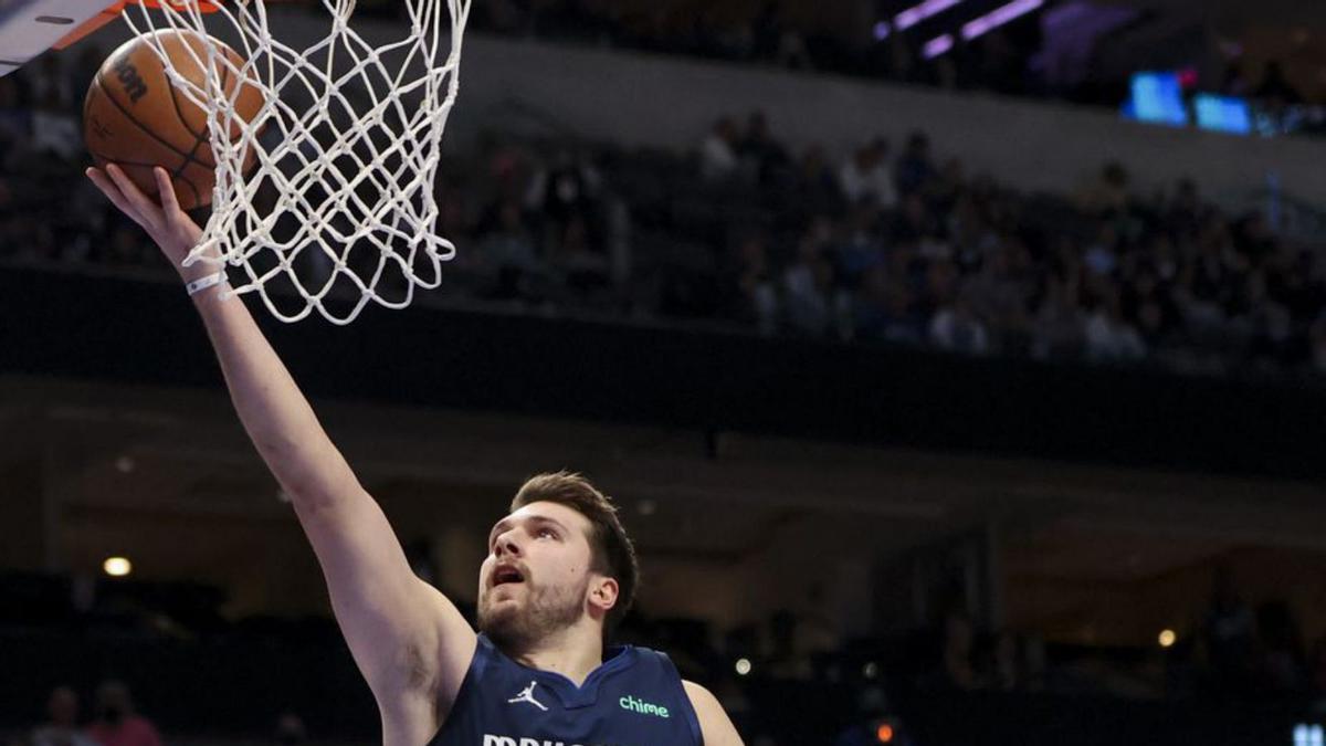 Doncic anota durante el partido de ayer. |  // EFE