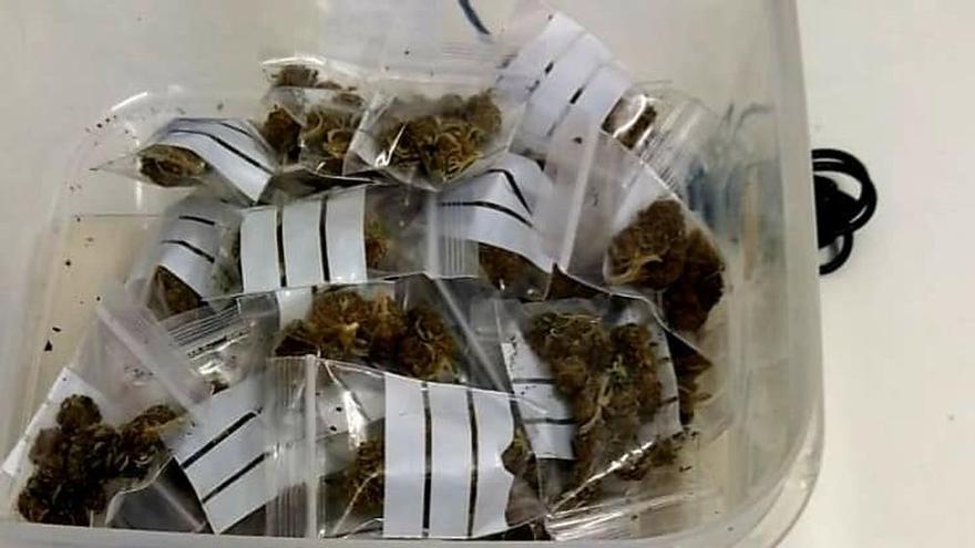 La Policía Local detiene a una persona que llevaba 48 bolsitas de cannabis preparadas para su venta.