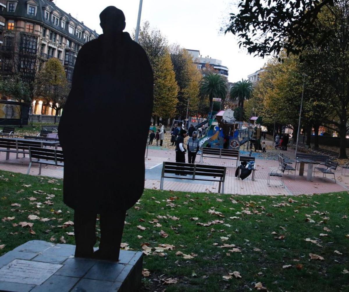 Silueta de Carantoña en el parque de Begoña. | Ángel González