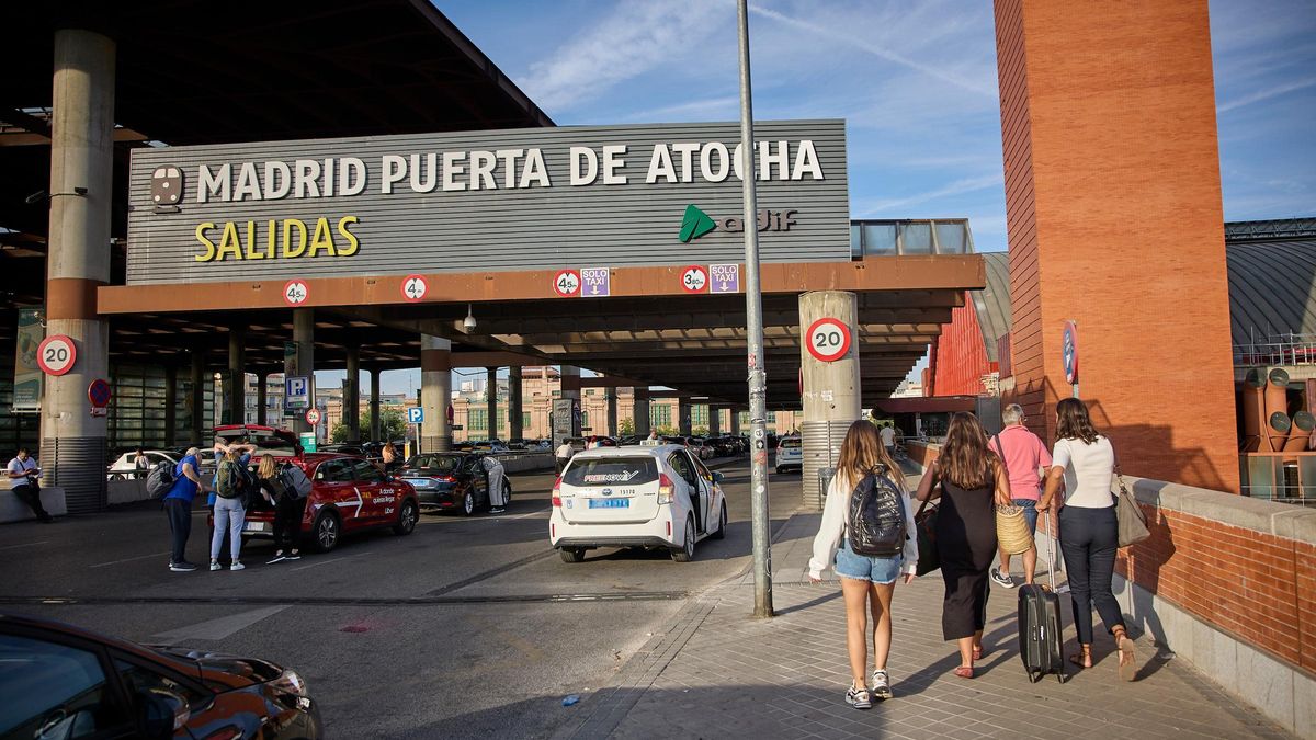 Archivo - Varias personas con maletas llegando a la estación de Atocha-Almudena Grandes, a 1 de septiembre de 2023, en Madrid (España). Renfe ha puesto a la venta más de dos millones de plazas para viajar esta semana, hasta el domingo 3 de septiembre, en
