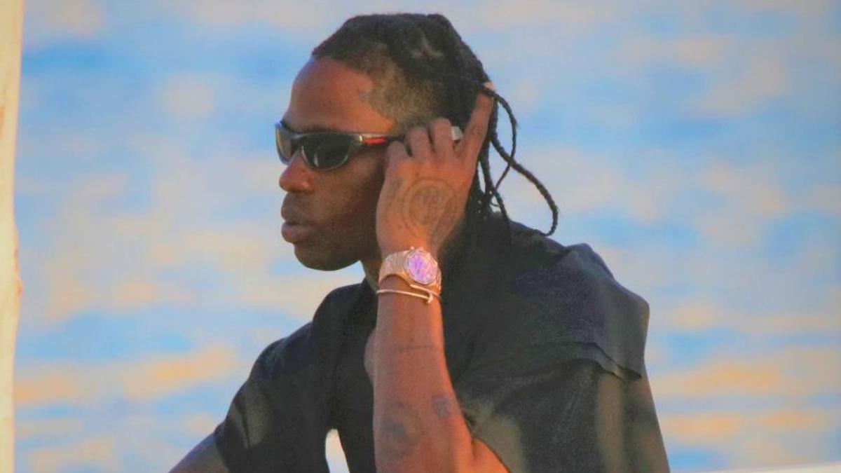 El rapero Travis Scott disfruta del mar de Ibiza