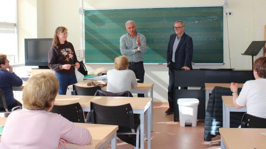 O alcalde, á dereita, visitou aos participantes nun dos talleres  /C. C.