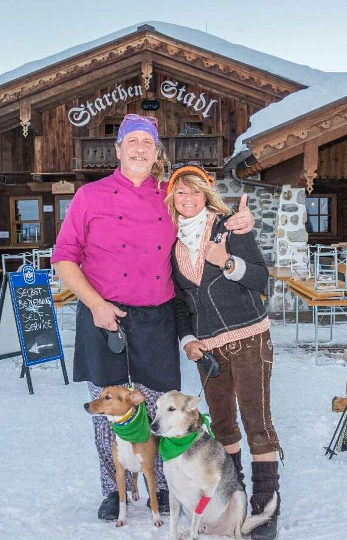 Auch "auf dem Berg" in Österreich waren die TV-Auswanderer stets begleitet von ihren Hunden.