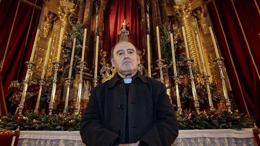 El párroco de Santa María, Vicente Martínez, en la basílica de la que es rector.