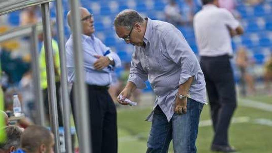 Quique Hernández, en el banquillo ante el Zaragoza.