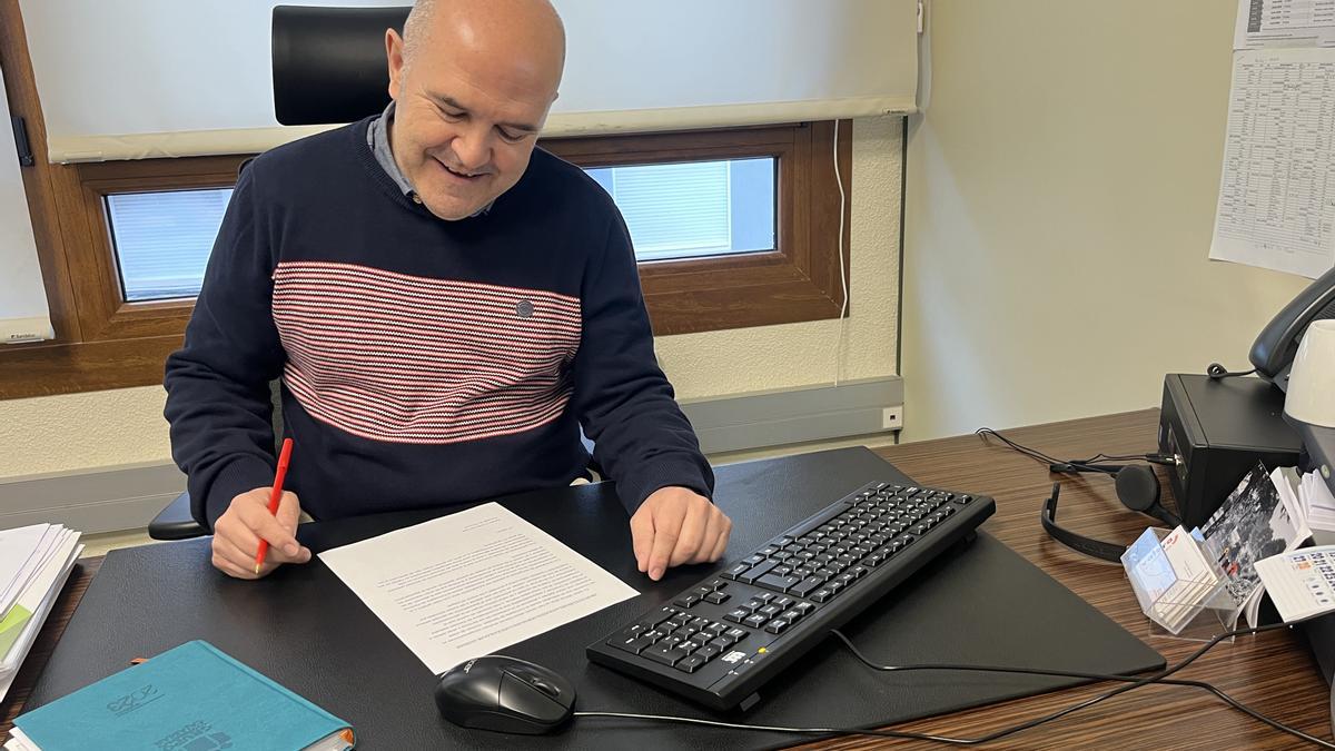 El concejal de Hacienda, Ramon Poveda, firmando el nuevo presupuesto municipal de Petrer.