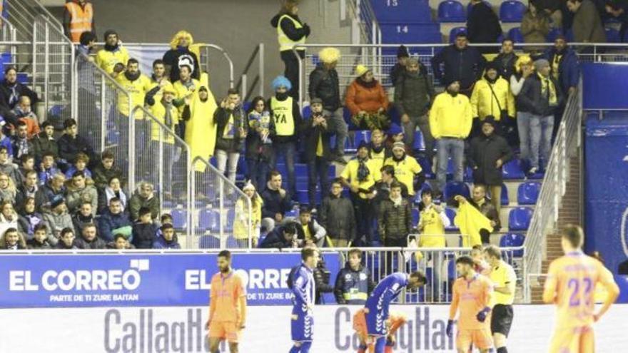 Las imágenes de la amistad entre un niño del Alavés y una niña del Las Palmas