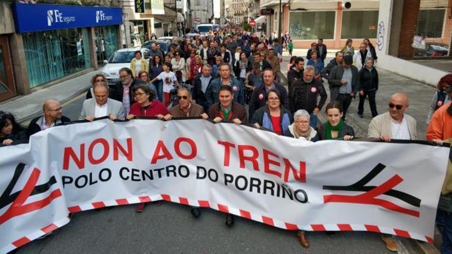 Los vecinos de Porriño denuncian la "falta de voluntad política" para suprimir el paso a nivel del tren