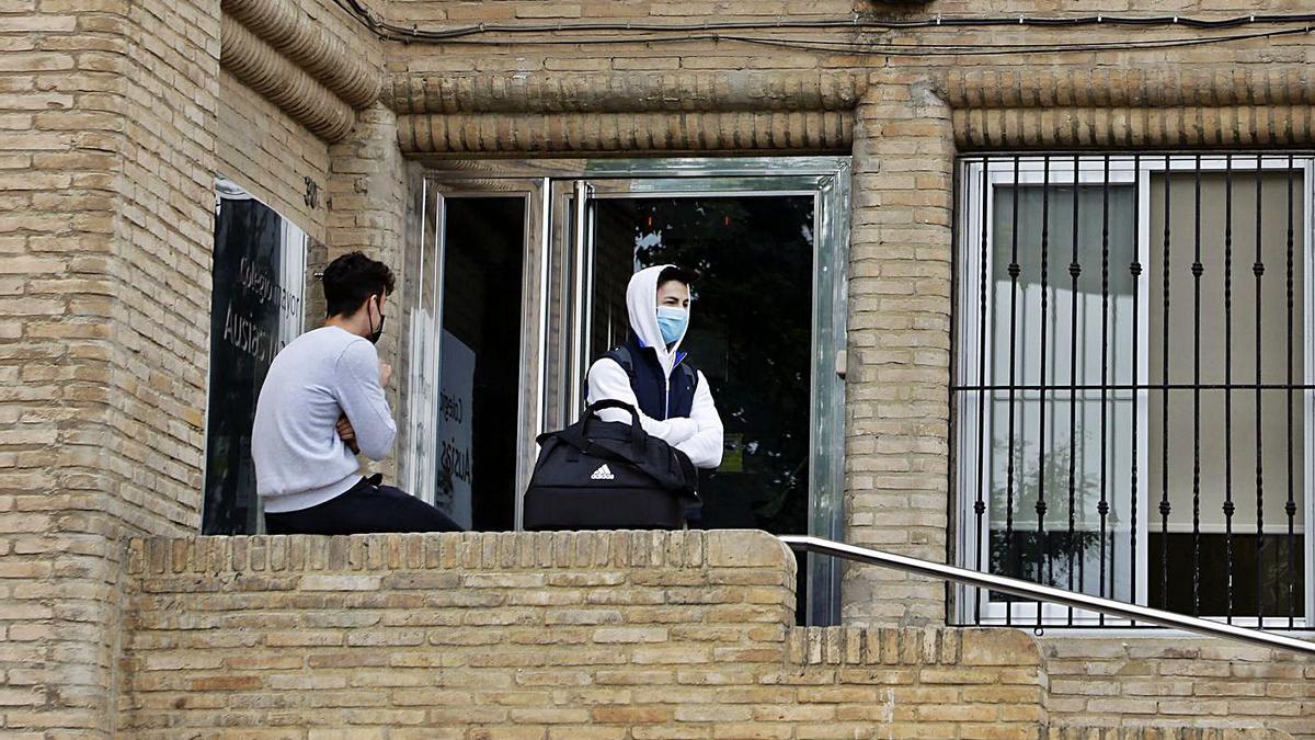 Residentes del Ausiàs March, en la puerta del colegio mayor, el pasado miércoles. | M. A. MONTESINOS