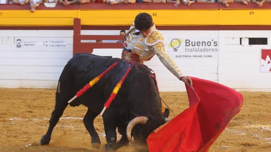 Emiliano Osornio hace lo más puro y torero en Algemesí
