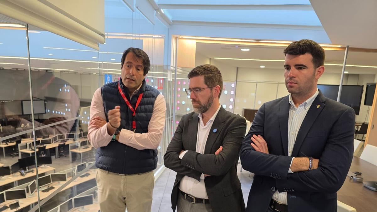 Pablo Fernárdez, en el centro, durante su visita al Centro Integrado de Atención ás Emerxencias 112 Galicia.