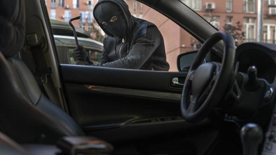 Alarma ciudadana: continúa la oleada de robos en el interior de coches en Avilés