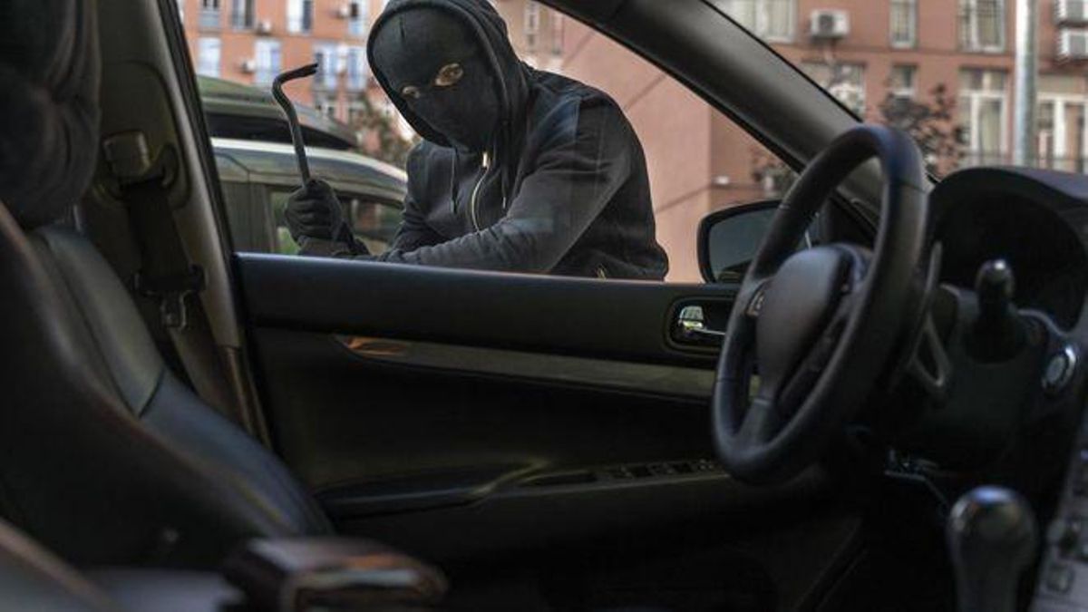 Un ladrón accede a un vehículo en España