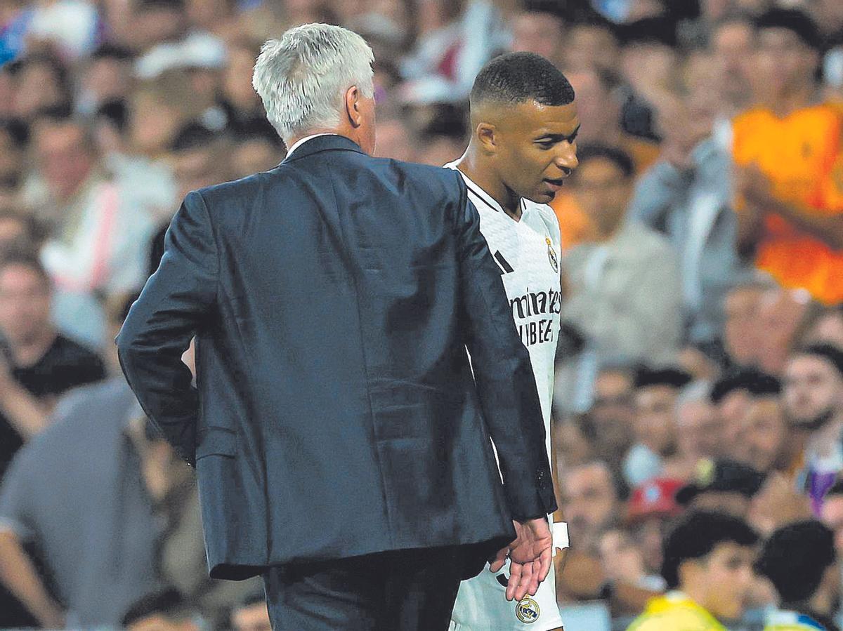 Carlo Ancelotti, entrenador del Real Madrid, conversa con Kylian Mbappé, tras su cambio frente al Alavés.