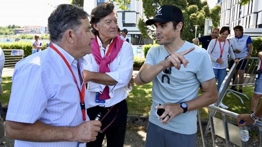 Javier Gómez Noya, acompañado por Miguel Anxo Fernández Lores, alcalde de Pontevedra, y José Ramón Lete, secretario xeral para o Deporte.