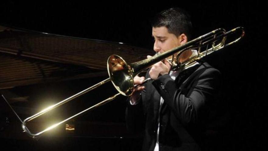 Dos instantes del concierto  que ofrecieron ayer alumnos  del conservatorio de Vilagarcía en el auditorio.  // Noé Parga