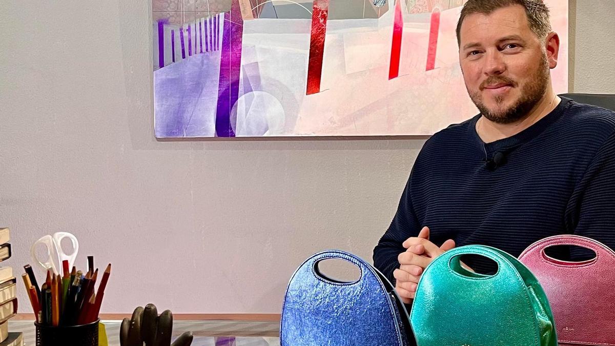 Carlos Olmedo, en el despacho desde el que dirige en Ubrique la empresa artesanal Mr. Handcraft, de bolsos de piel, que está destacando por las colecciones de su marca Loha Spain