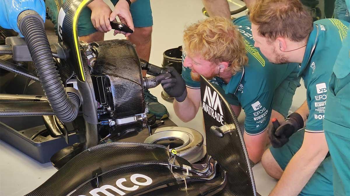 Los mecánicos de Aston Martin trabajan en el coche de Alonso en Austin