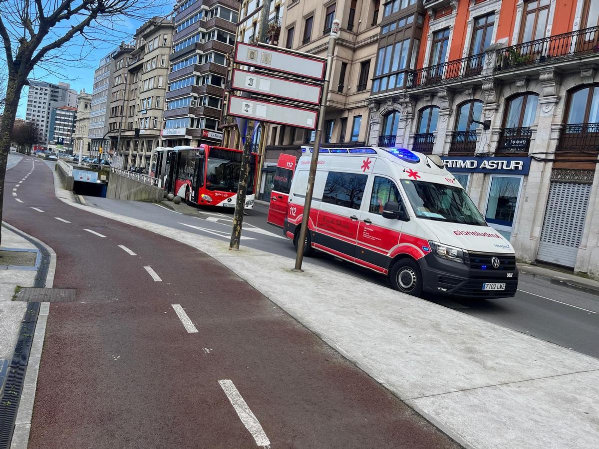 Lugar donde ocurrió el incidente con el autobús y la ambulancia presentes.