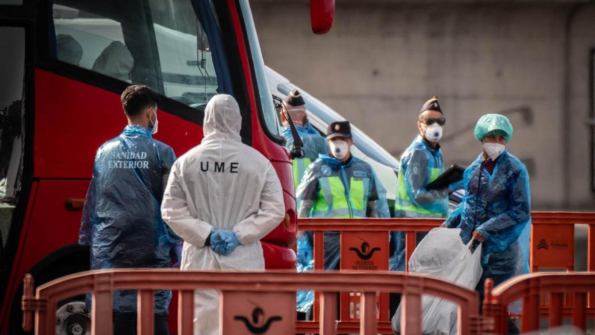 Los pasajeros afectados por un brote de hantavirus desembarcan del MV Hondius fondeado en Tenerife