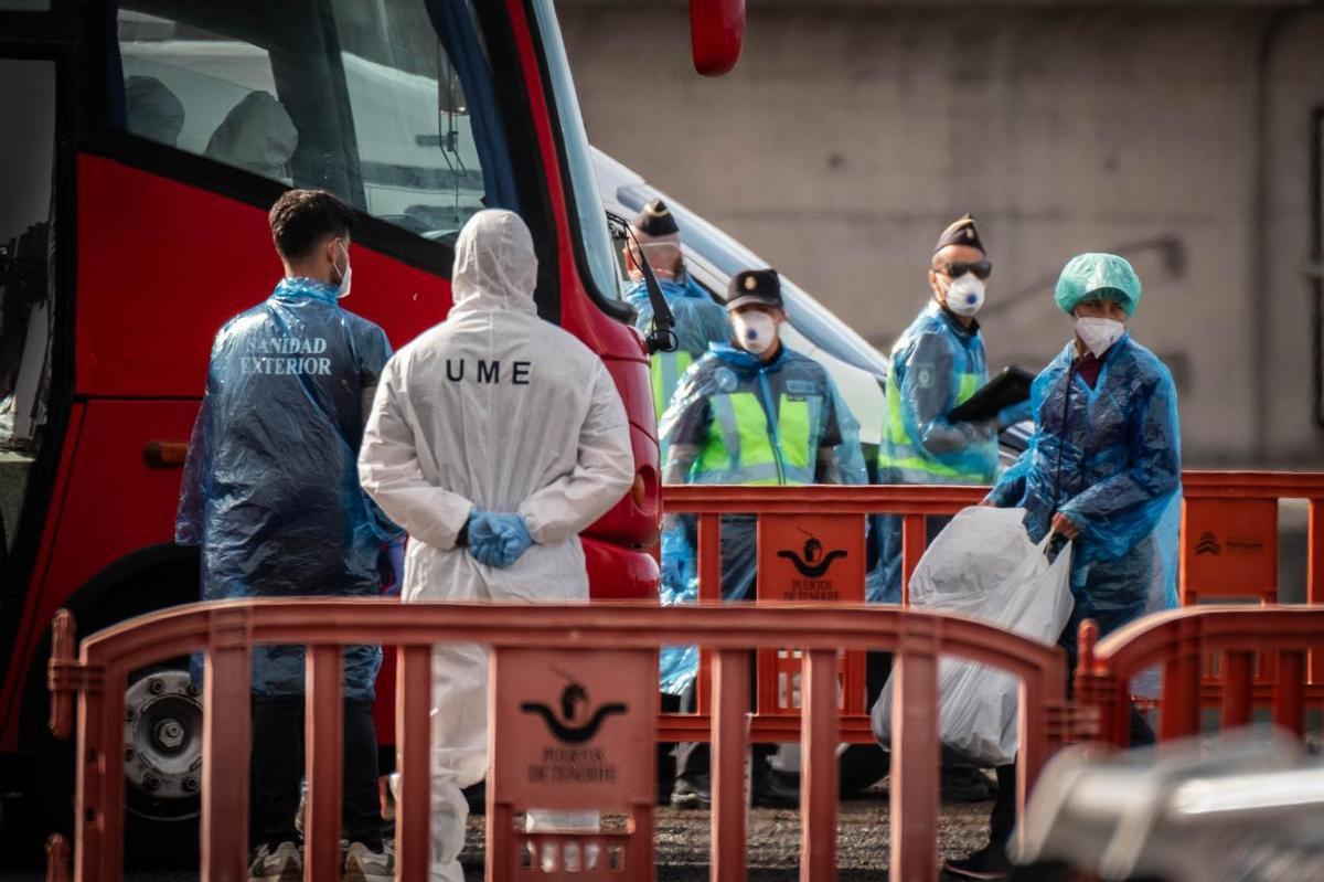 Los pasajeros afectados por un brote de hantavirus desembarcan del MV Hondius fondeado en Tenerife Los pasajeros afectados por un brote de hantavirus desembarcan del MV Hondius fondeado en Tenerife