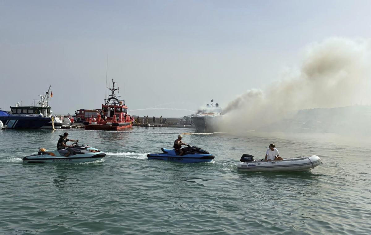 Reapertura del puerto con el fuego ya controlado.