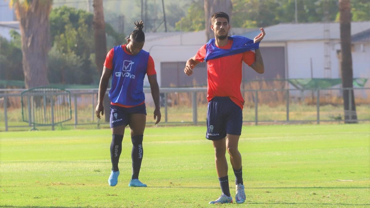 José Calderón y Cedric Teguia, durante la sesión de trabajo del equipo en la Ciudad Deportiva.