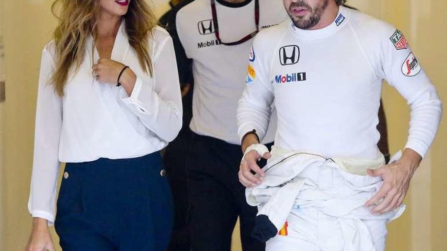 Fernando Alonso y Lara Álvarez, en Abu Dabi.