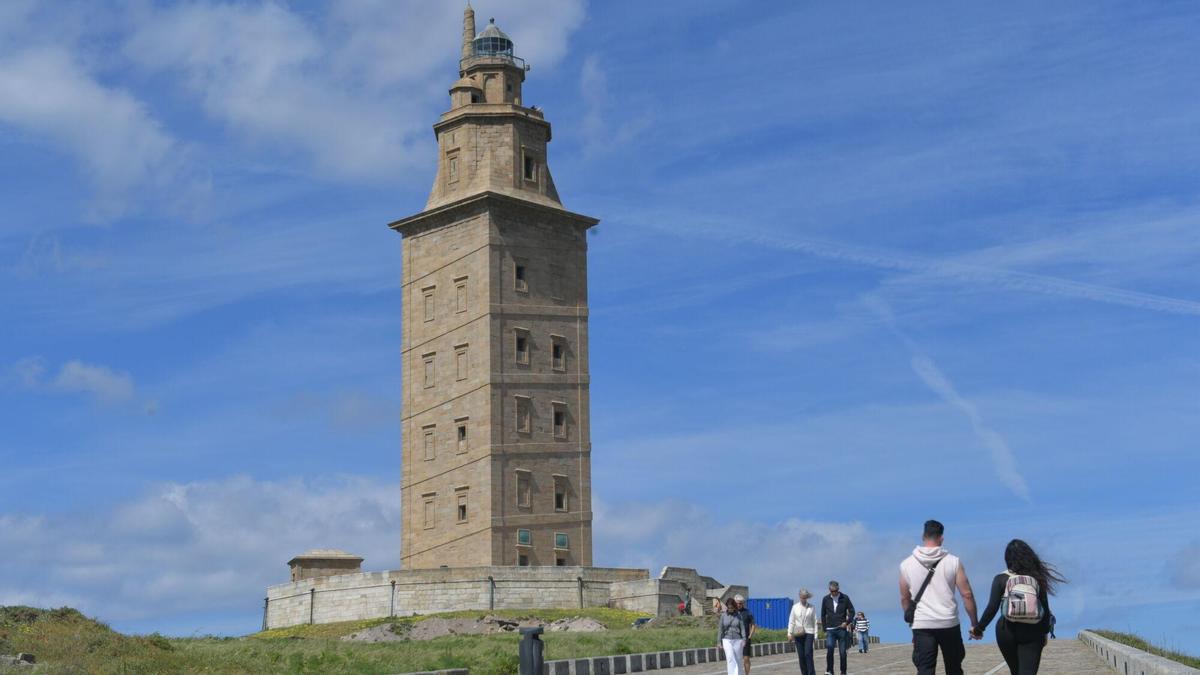 Visitantes en torno a la Torre de Hércules.