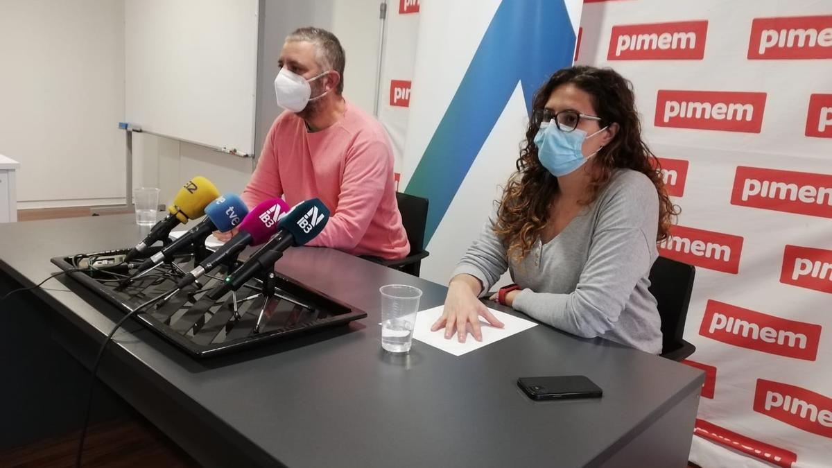 El presidente y la gerente de Habtur, Toni Barceló y Maria Gibert, en la sala de prensa de Pimem.