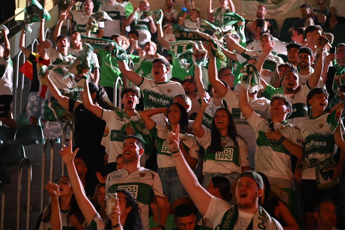 El Elche CF celebra el ascenso a Primera en el Martínez Valero