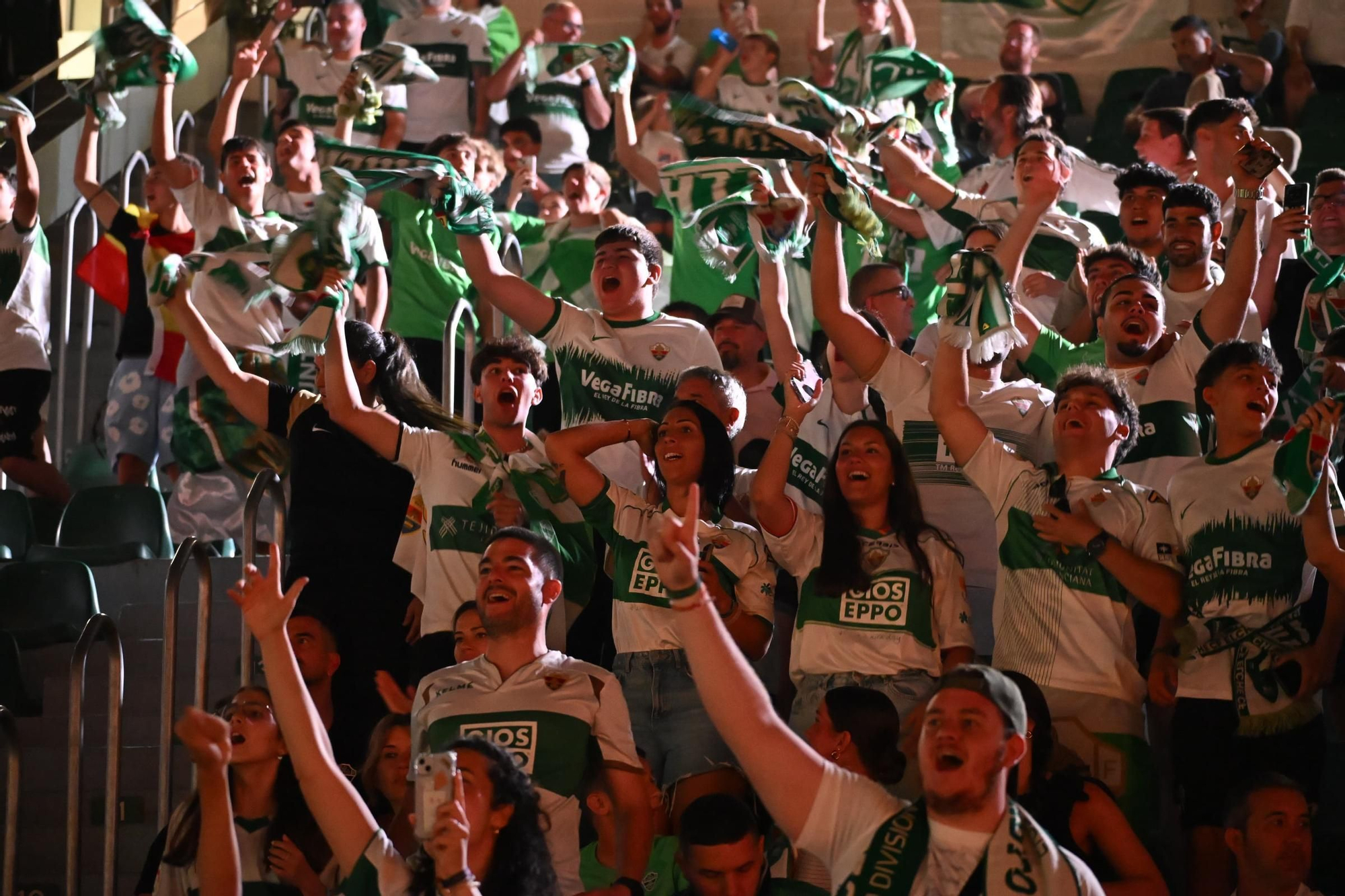 El Elche CF celebra el ascenso a Primera en el Martínez Valero
