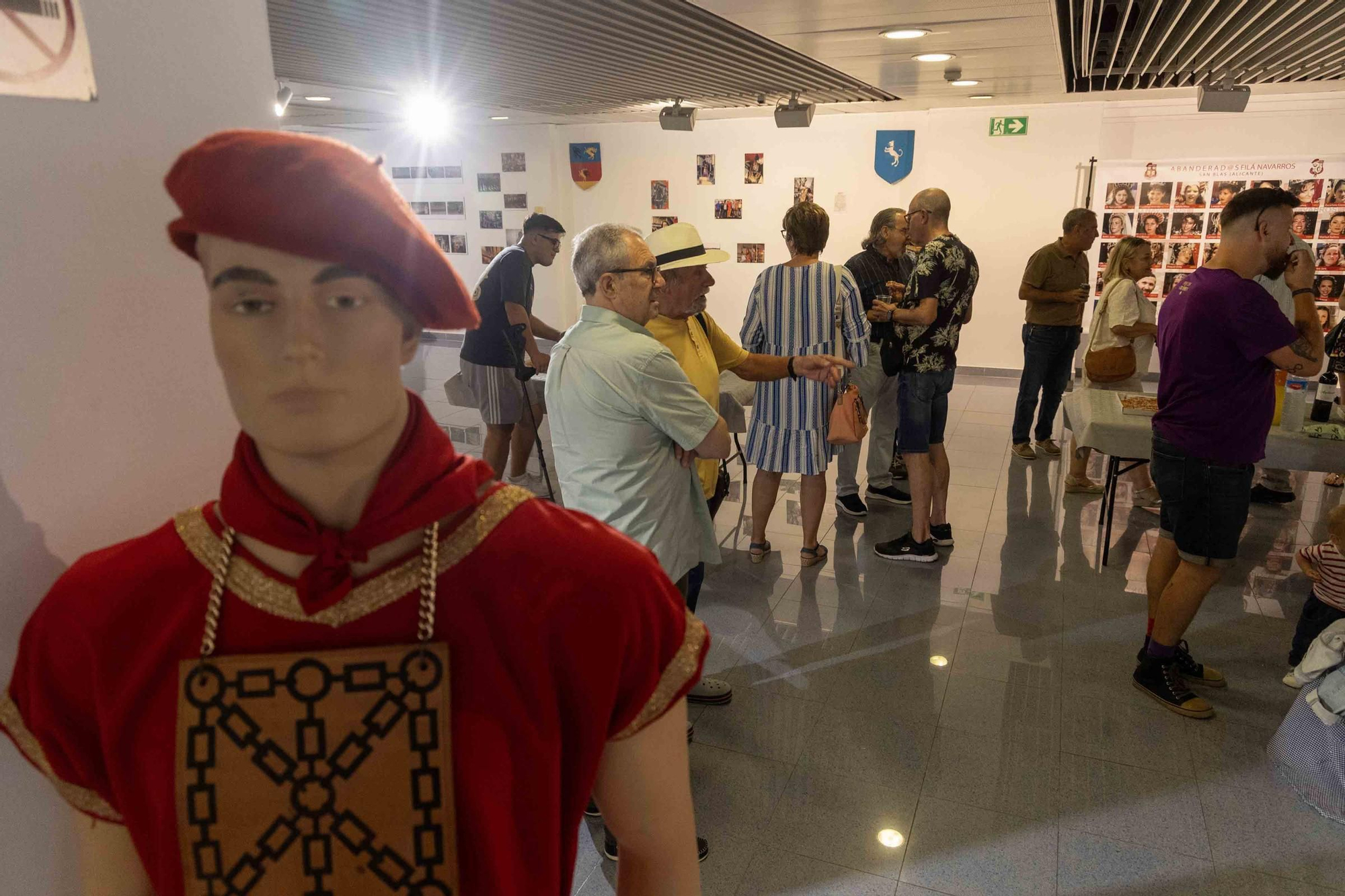La Fila Navarros de San Blas expone sus 50 años de historia en el Club Información.
