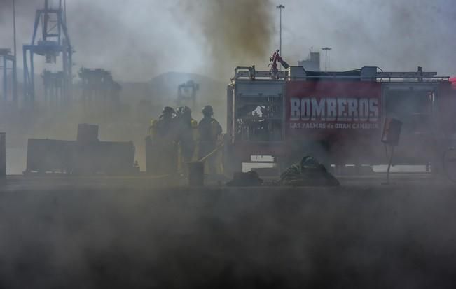 Incendio de un barco en el Muelle Reina Sofia