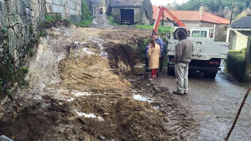 Quintá supervisa la construcción de un muro de contención, por el peligro de derrumbe de esa zona.