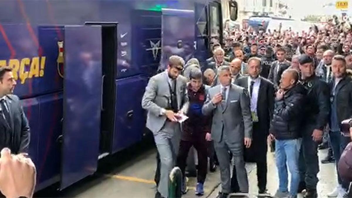 Locura en Nápoles por Messi a la llegada del Barça